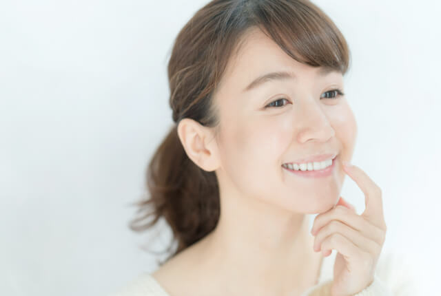 白い歯を見せ微笑む女性